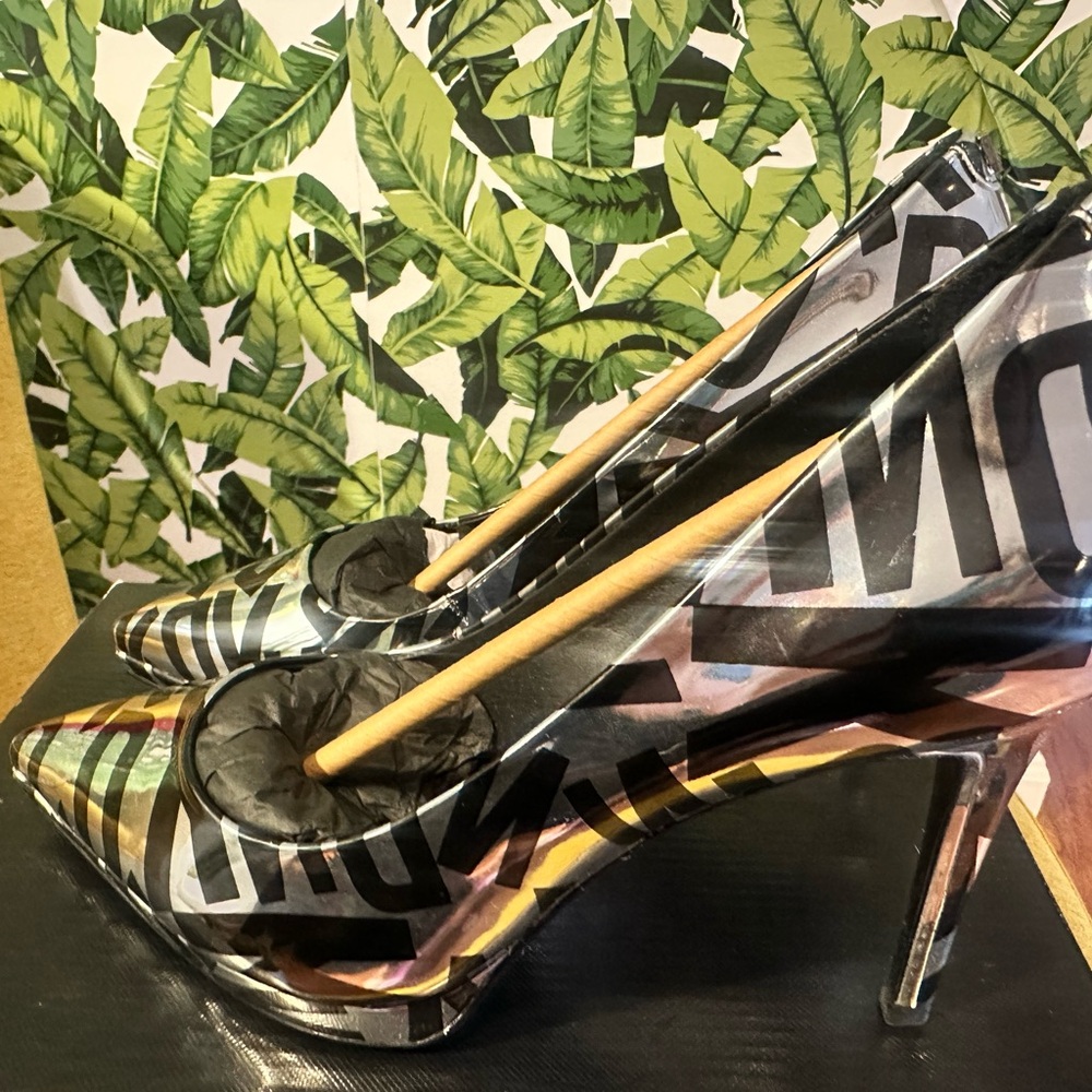 NEW DKNY “LEXI” HIGH PUMP - SIZE 9